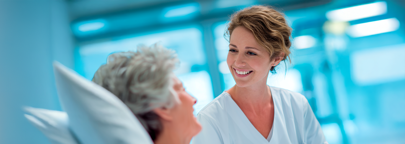 Verpleegkundige van Express Medical aan het bed van een patiënte